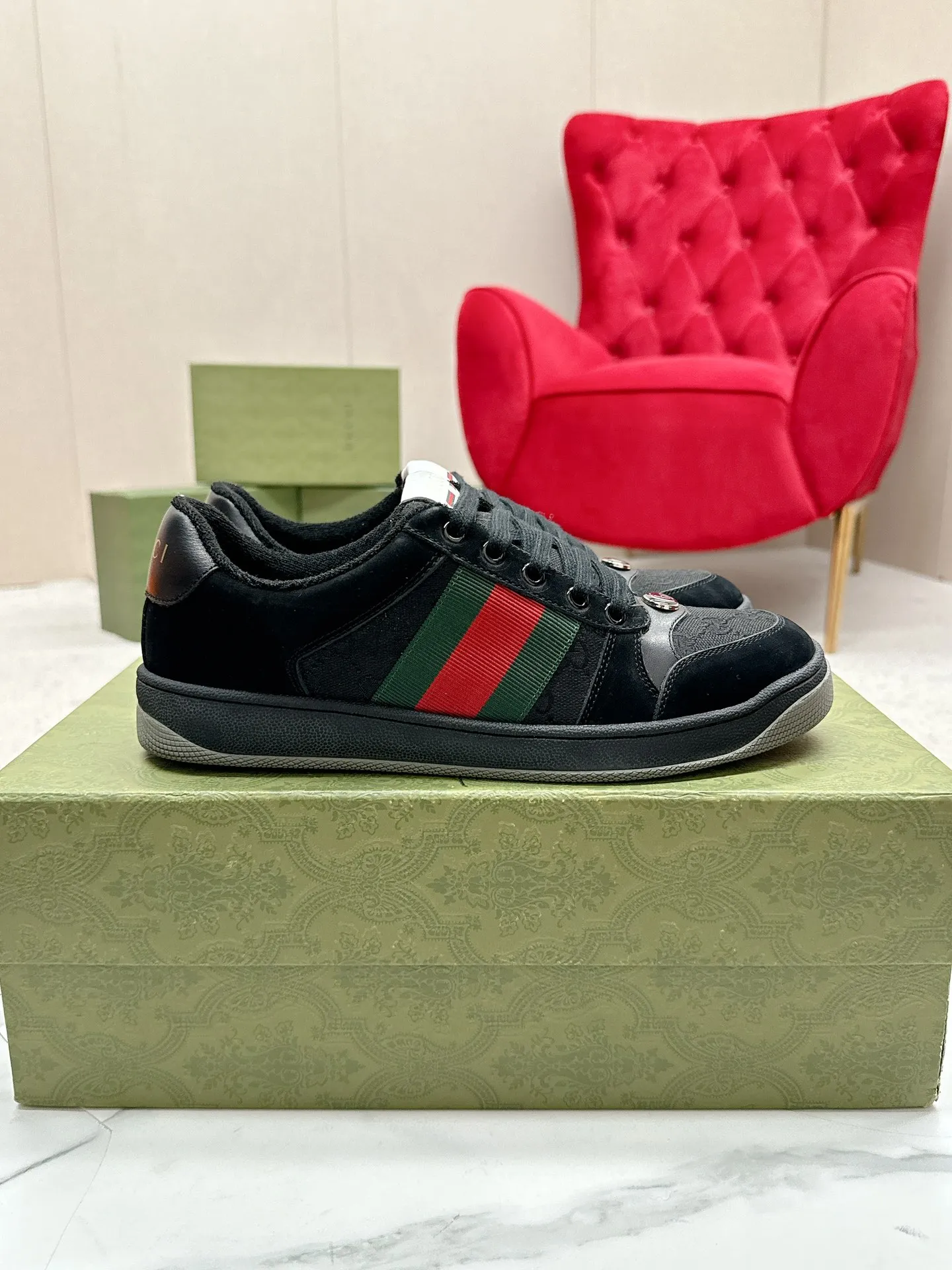 👟👟Ex-factory price 560👟👟 Men’s size +10 Gucci——purchased version GG series distressed dirty shoes-hot style is coming! 9 times out of 10 sales, you will definitely get the money. Ready stock! Spot goods! Spot goods! New colors added - the ultimate version on the market! Purchase the original version and develop it... fabric, material, outsole, and details can be compared at will! Open-mold Swarovski one-to-one replica rhinestone chain...Metal cherry pendant...Metal double G crystal cylindrical mark...Gucci original customized narrow webbing...Super flash series - flash diamond chain. The cherry decoration is detachable and can be changed into two to match with each other to show your personality. Exclusive color-brushed cowhide fabric. Hand-made distressed is very textured and has a sense of luxury! The details of the workmanship can be seen in the drawings, and no line is missed. The original terry cloth is delicate, soft and more comfortable and breathable. The privately stamped two-color original TPU outsole (lower layer is wider, upper layer is narrower). Matching packaging⭐️ Size: Female 35-40 Male 39-44 (Female 41 Male 45 customized)
